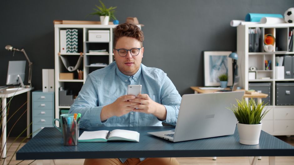 Teilnehmende Person arbeitet am Prototyp